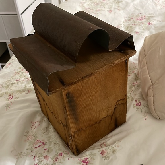 Birdhouse with tin roof - Picture 5 of 12